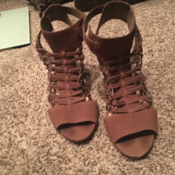 ⭐️Vince camuto block heel 9 - Picture 4 of 8